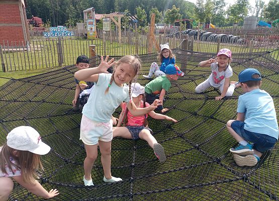 Dzieci skaczą na trampolinie