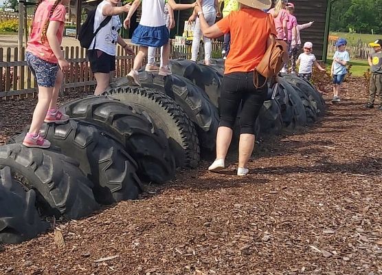Dzieci pokonują tor przeszkód