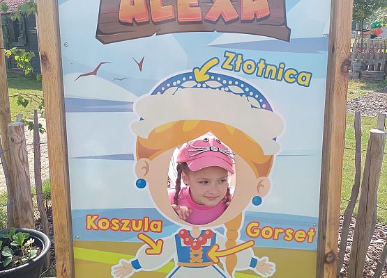 Dziewczynka pozuje do zdjęcia