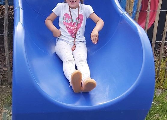 Dziewczynka na zjeżdżalni