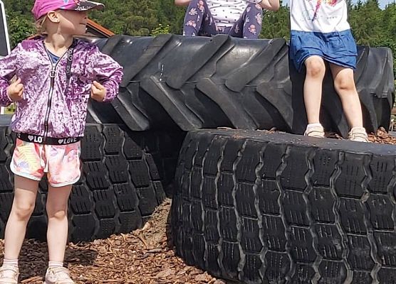 Dziewczynki stoją na oponach