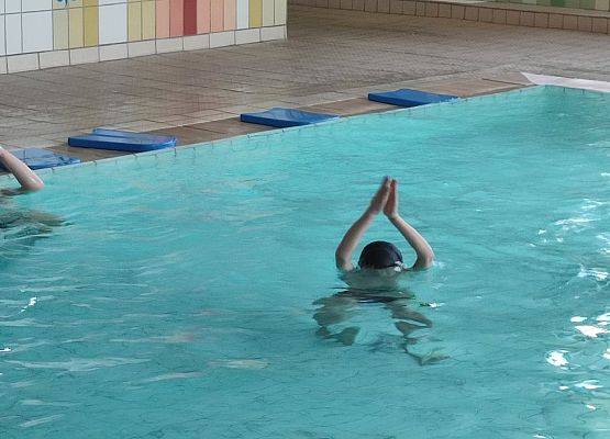 Dziecko ćwiczy w basenie