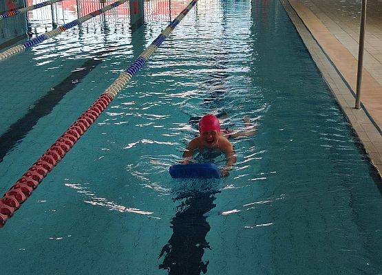 Dziecko płynie w basenie