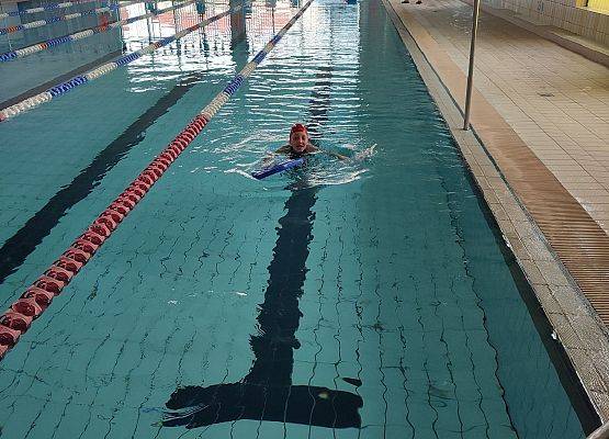 Dziecko płynie w basenie