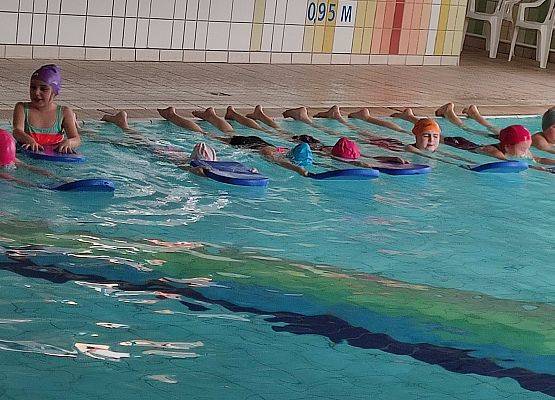Uczniowie ćwiczą w basenie