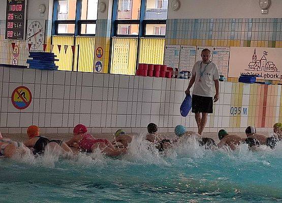 Uczniowie ćwiczą w basenie