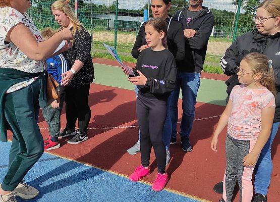 Nauczycielka wręcza dyplomy