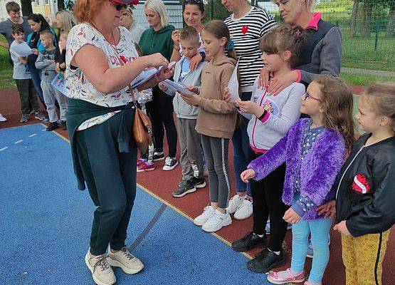 Nauczycielka wręcza dyplomy