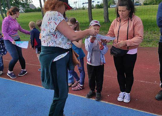 Nauczycielka wręcza dyplomy