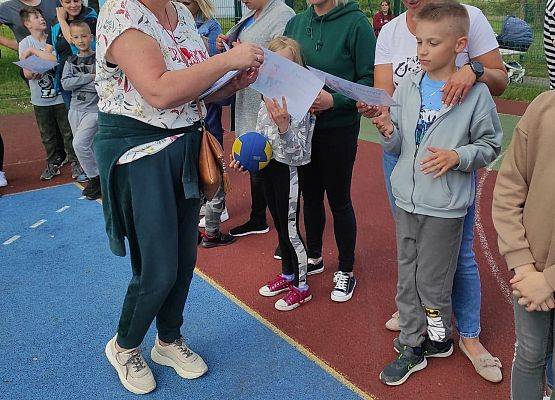 Nauczycielka wręcza dyplomy