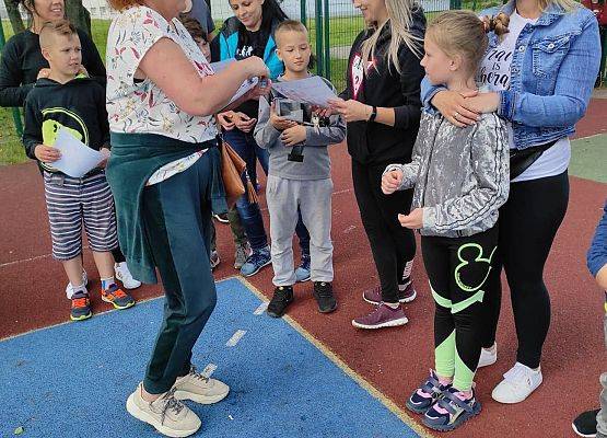 Nauczycielka wręcza dyplomy