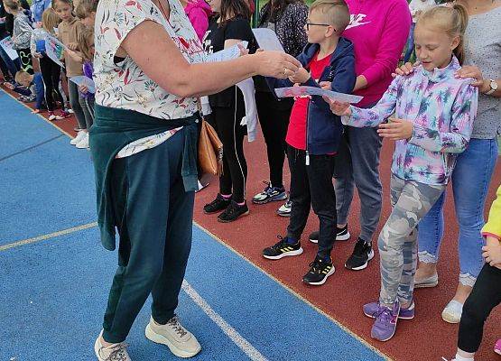 Nauczycielka wręcza dyplomy