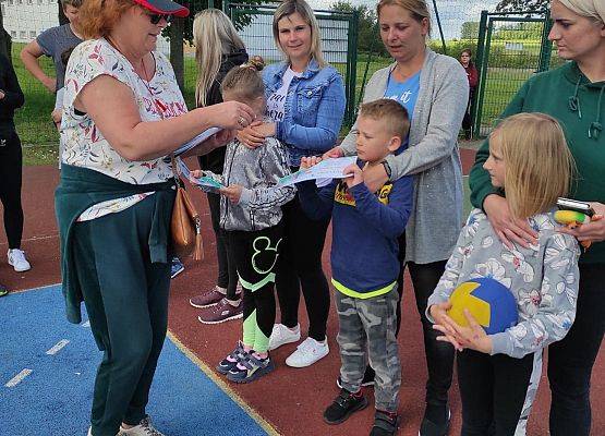 Nauczycielka wręcza dyplomy