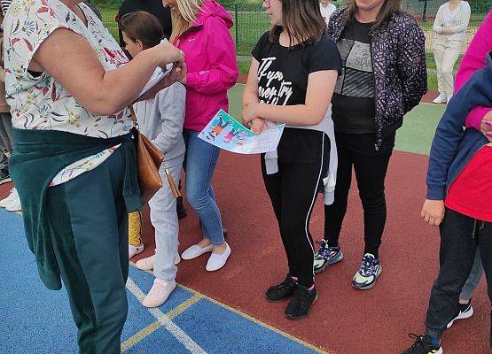 Nauczycielka wręcza dyplomy