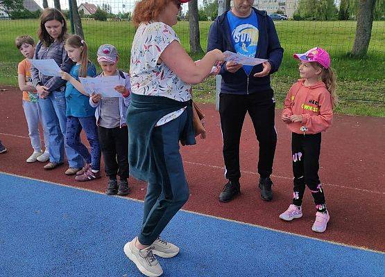 Nauczycielka wręcza dyplomy