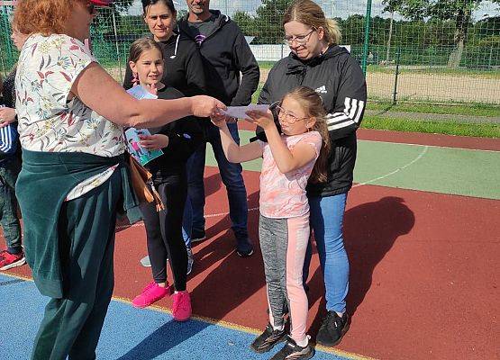 Nauczycielka wręcza dyplomy