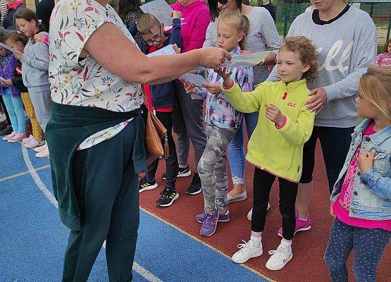 Nauczycielka wręcza dyplomy