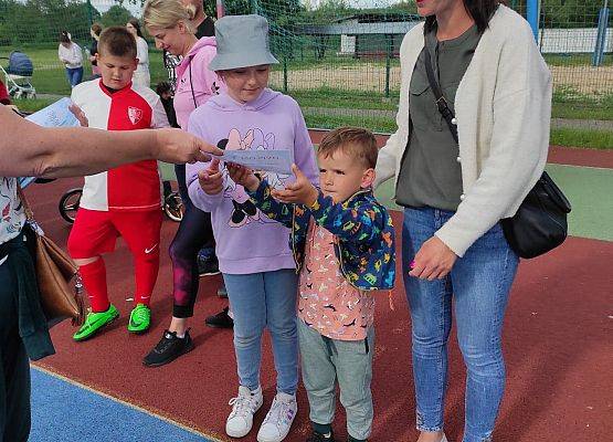 Nauczycielka wręcza dyplomy