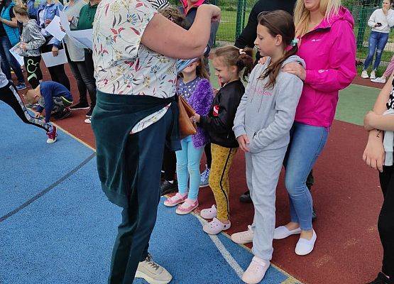 Nauczycielka wręcza dyplomy