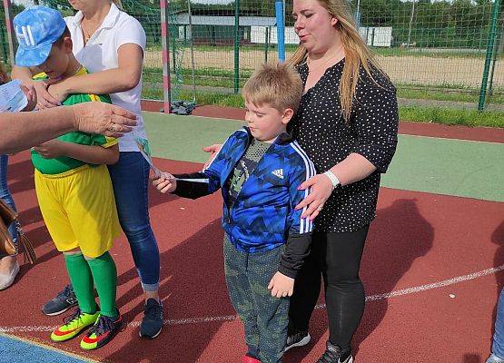 Nauczycielka wręcza dyplomy