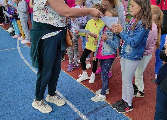 Nauczycielka wręcza dyplomy