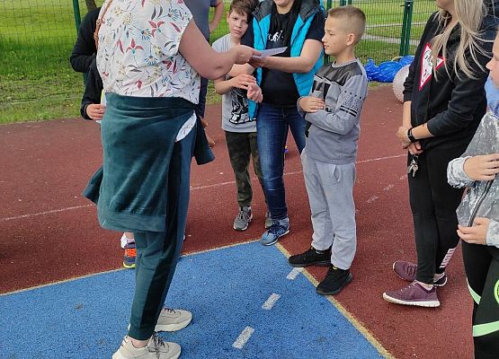 Nauczycielka wręcza dyplomy