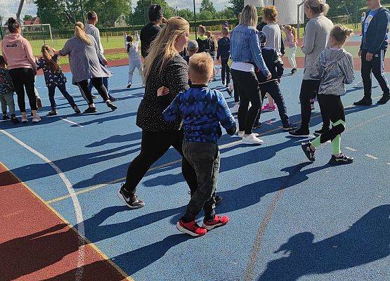 Rodzice z dziećmi podczas wykonywania zadań sportowych