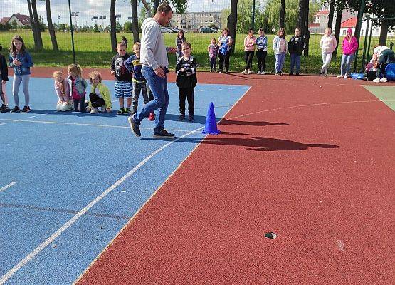 Rodzice z dziećmi podczas wykonywania zadań sportowych