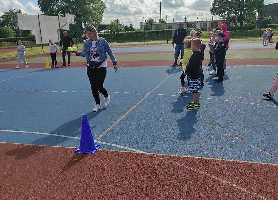 Rodzice z dziećmi podczas wykonywania zadań sportowych