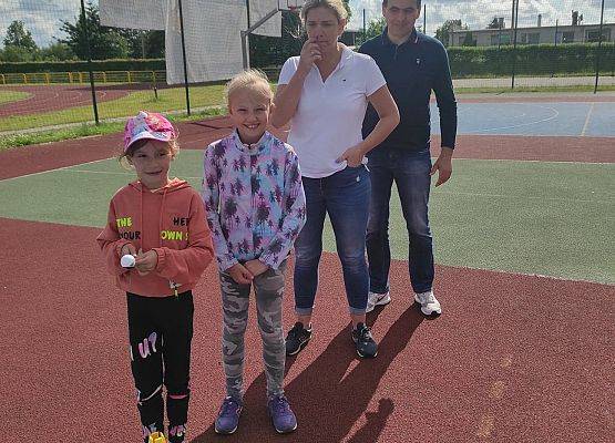 Rodzice z dziećmi podczas wykonywania zadań sportowych