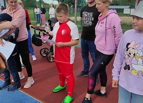 Uczeń ogląda swój dyplom