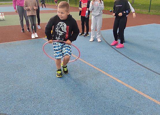 Uczeń podczas biegu z kołem