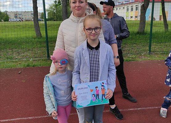 Uczennica z mamą prezentuje dyplom