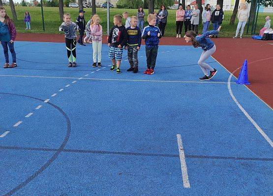 Uczestnicy podczas zabawy na boisku szkolnym