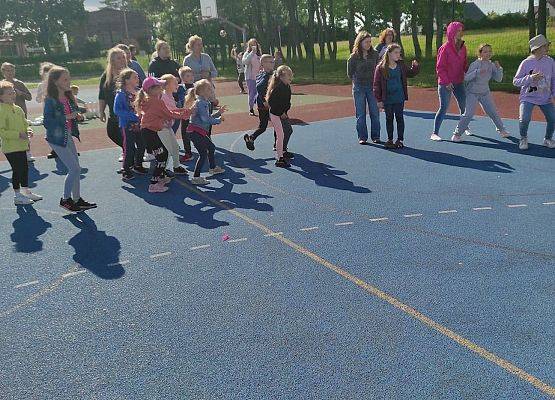 Uczestnicy podczas zabawy na boisku szkolnym