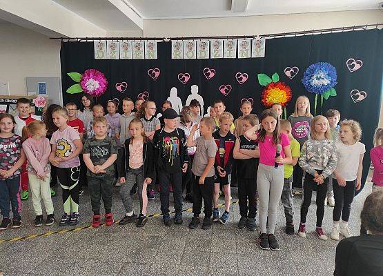 Uczniowie podczas występu