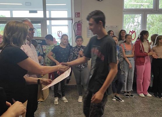 Uczeń odbiera nagrodę