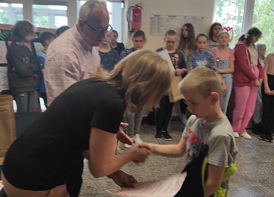 Uczeń odbiera nagrodę