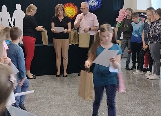 Uczennica idzie z dyplomem