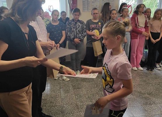 Uczennica odbiera nagrodę