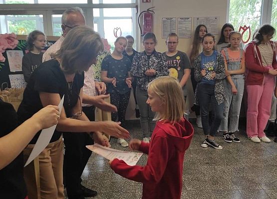 Uczennica odbiera nagrodę