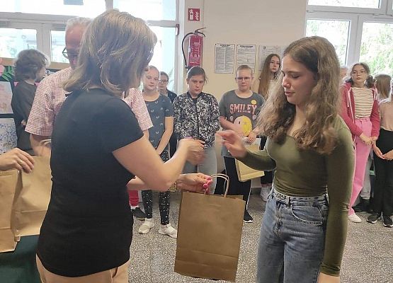 Uczennica odbiera nagrodę