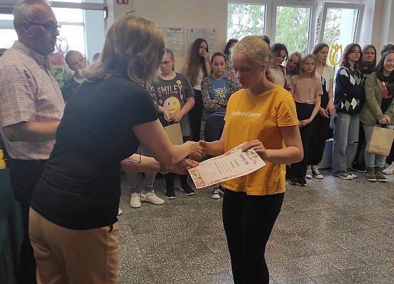 Uczennica odbiera nagrodę