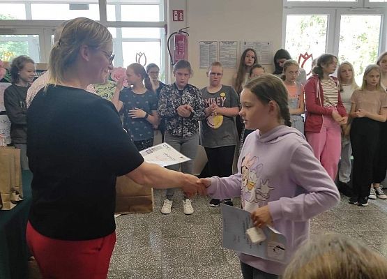 Uczennica odbiera nagrodę