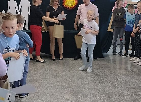 Uczennica odbiera nagrodę