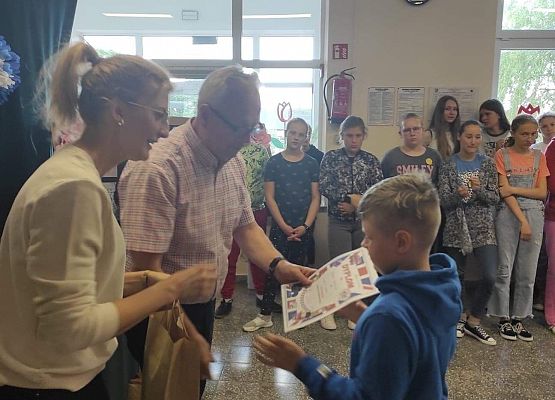 Uczennica odbiera nagrodę