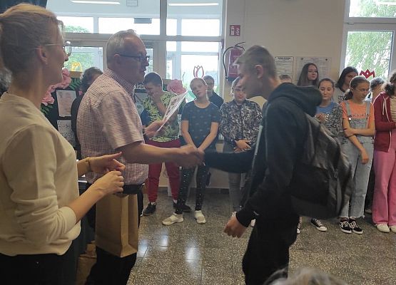 Uczeń odbiera nagrodę