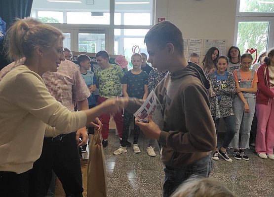 Uczeń odbiera nagrodę