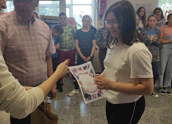 Uczennica odbiera nagrodę