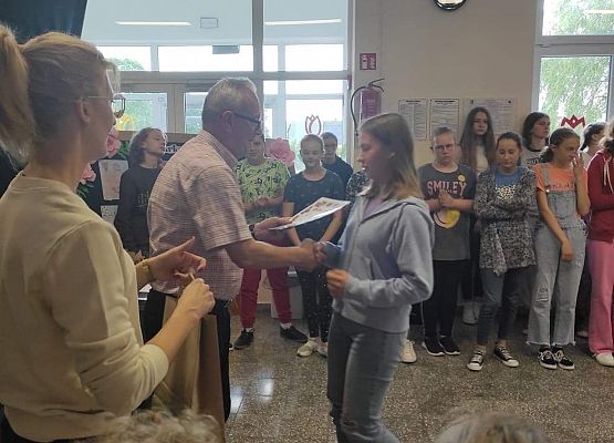 Uczennica odbiera nagrodę